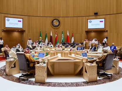 وزير الخارجية الروسي سيرجي لافروف (في الوسط إلى اليمين) ونظرائه الخليجيون يحضرون اجتماع مجلس التعاون الخليجي في العاصمة السعودية الرياض- 1 يونيو 2022 - AFP