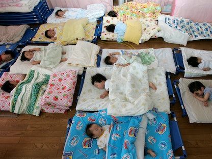 أطفال نائمون داخل حضانة في مدينة مورياما غرب اليابان. 27 مايو 2008 - REUTERS