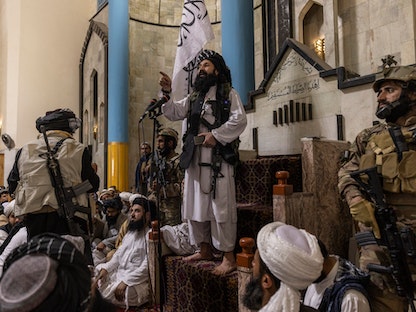 خليل حقاني يلقي خطبة بعد صلاة الجمعة في أكبر مسجد بالعاصمة الأفغانية كابول - 20 أغسطس2021. - nytimes.com