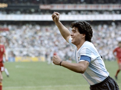مارادونا يحتفل بتسجيله هدفاً في مرمى بلجيكا في نصف نهائي مونديال 1986 - AFP