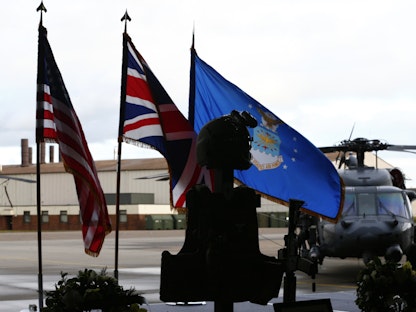 العلمان الأميركي والبريطاني في قاعدة لاكينهيث العسكرية في شرق إنجلترا - REUTERS