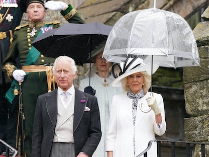 الملك تشارلز والملكة كاميلا في حفل أقيم بقصر هوليرود هاوس في إدنبرة. 4 يوليو 2023 - via REUTERS