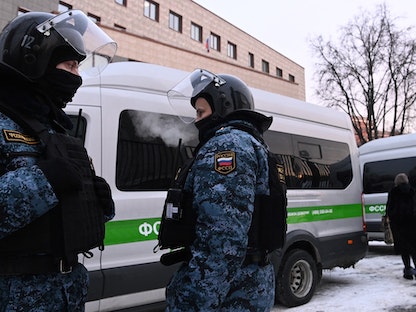 دورية للشرطة الروسية الخاصة في منطقة بابوشكينسكي بموسكو - 20 فبراير 2021 - AFP