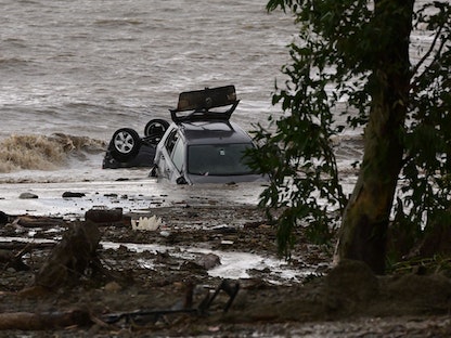 سيارات متضررة في البحر بعد هطول أمطار غزيرة تسببت في انهيار أرضي بجزيرة إيسكيا جنوبي إيطاليا. 26 نوفمبر 2022 - AFP
