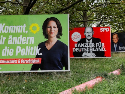 اللوحات الإعلانية للحملة الانتخابية التي تظهر المرشحين الثلاثة الرئيسيين للمستشارية الألمانية (الخضر أنالينا بربوك، وأولاف شولز من الحزب الاشتراكي الديمقراطي، وأرمين لاشيت من حزب الاتحاد الديمقراطي المسيحي) على جانب طريق في برلين، ألمانيا. 10 سبتمبر 2021 - REUTERS