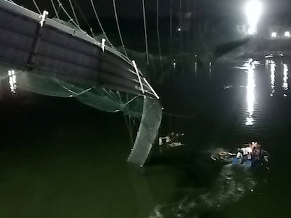 جانب من انهيار جسر معلق في ولاية جوجارات الهندية. 30 أكتوبر 2022 - REUTERS