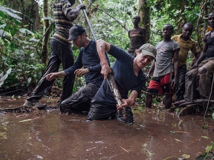 باحثون في غابة مستنقعات لأخذ عينات من الخث بمنطقة في الكونغو  - @SimonLLewis