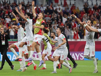 احتفال لاعبي تونس بالفوز على الإمارات والتأهل لربع نهائي كأس العرب - AFP