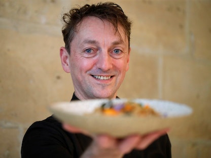 الشيف الفرنسي لوران فيت، يعرض طبقاً يعتمد في مكوناته على الحشرات بمطعمه في باريس، فرنسا. - REUTERS