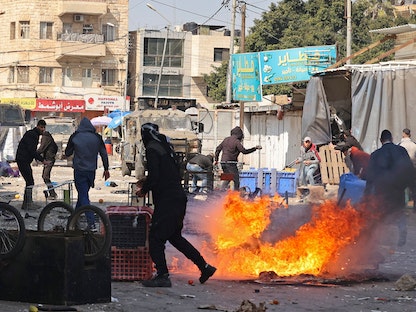 جانب من الاشتباكات في مدينة نابلس بين الفلسطينيين والقوات الإسرائيلية. 22 فبراير 2023 - AFP