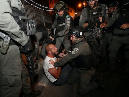 اعتقال متظاهر فلسطيني خلال مواجهات مع الشرطة الإسرائيلية في القدس - 23 أبريل 2021 - REUTERS