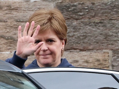رئيسة الوزراء الاسكتلندية نيكولا ستيرجن خلال مغادرة مقر الحكومة في أدنبرة - 15 فبراير 2023 - REUTERS