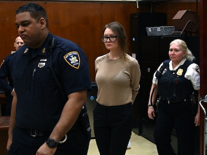 آنا سوروكين المعروفة باسم آنا ديلفي أثناء محاكمتها في محكمة ولاية نيويورك العليا، الولايت المتحدة - 11 إبريل 2019 - AFP