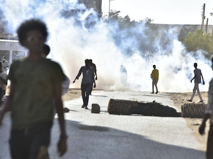 أجهزة الأمن السودانية تطلق الغاز المسيل للدموع على المتظاهرين في الخرطوم - 13 نوفمبر 2021 - AFP