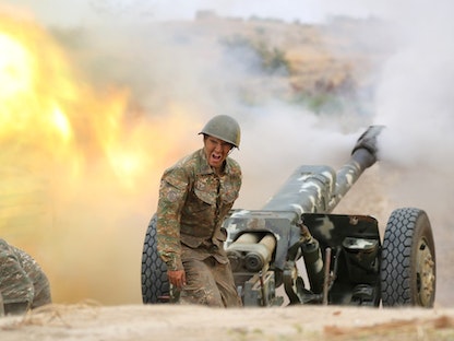 جندي أرميني يطلق قذيفة مدفعية أثناء المعارك مع القوات الأذربيجانية في ناجورنو قره باغ -  REUTERS