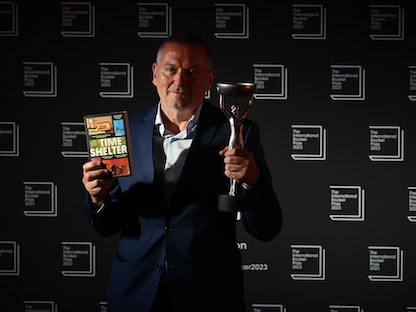  الكاتب البلغاري جيورجي جوسبودينوف بعد تسلمه جائزة "بوكر". 23 مايو 2023 - Anadolu Agency via AFP