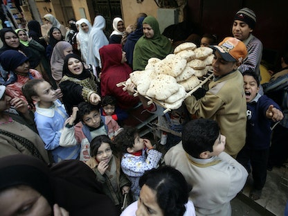 زحام على طابور خبز في العاصمة المصرية القاهرة. - REUTERS