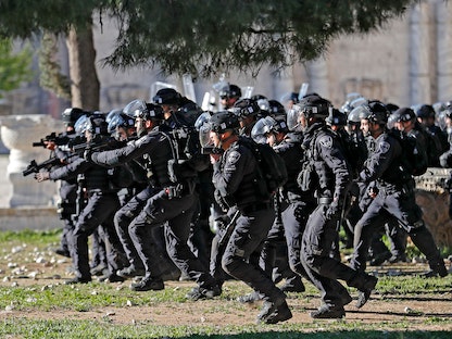 قوات الأمن الإسرائيلية تتقدم خلال اشتباكات في حرم المسجد الأقصى بالقدس - 15 أبريل 2022 - AFP
