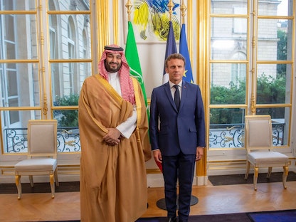 الرئيس الفرنسي إيمانويل ماكرون وولي العهد السعودي الأمير محمد بن سلمان  في قصر الإليزيه - باريس - 28 يوليو 2022 - Twitter@spagov