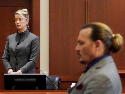 الممثلة الأميركية آمبر هيرد والممثل الأميركي جوني ديب، في قاعة المحكمة في فيرفاكس بولاية فيرجينيا. 16 مايو 2022 - REUTERS