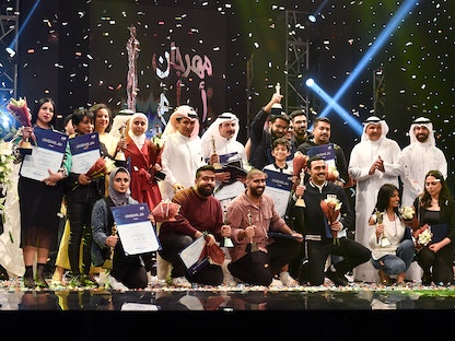 صورة جماعية للفائزين بجوائز الدورة الـ13 من أيام المسرح للشباب، الكويت - 20 مارس 2022. - كونا