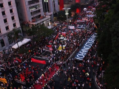 مئات الأشخاص في البرازيل خلال مظاهرات مناهضة للرئيس جايير بولسونارو في ساو باولو، احتجاجاً على طريقة تعامله مع وباء كورونا. 29 مايو 2021 - REUTERS