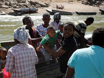  إثيوبيون يفرون من منطقة تيغراي يصلون على متن قارب إلى السودان-1 ديسمبر 2020 - REUTERS
