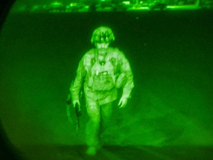 اللواء بالجيش الأميركي كريس دوناهو يصعد على متن طائرة نقل C-17 كآخر عسكري أميركي يغادر مطار كابول في 30 أغسطس 2021 في صورة التقطت باستخدام تقنيات الرؤية الليلية - via REUTERS