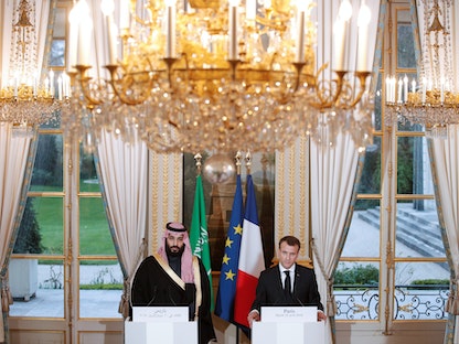 الرئيس الفرنسي إمانويل ماكرون في مؤتمر مشترك مع ولي العهد السعودي الأمير محمد بن سلمان في باريس عام 2018. - REUTERS