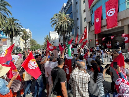 أنصار الاتحاد العام التونسي للشغل يرفعون الأعلام أثناء الإضراب في تونس- 16 يونيو 2022 - REUTERS