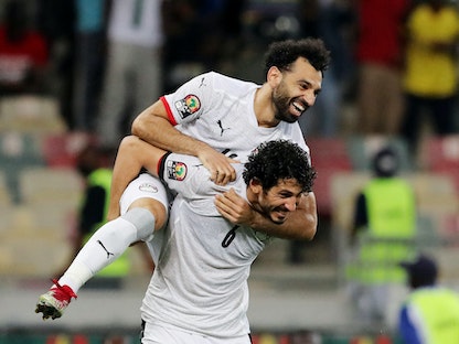 أحمد حجازي ومحمد صلاح يحتفلان بالفوز على كوت ديفوار وتأهل مصر إلى ربع نهائي كأس الأمم - REUTERS