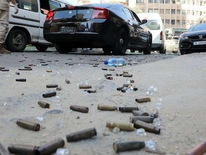 مظاريف طلقات فارغة خلف سيارة لقوات الأمن اللبنانية في مسرح الاشتباكات التي شهدتها منطقة الطيُّونة في بيروت. 14.10.2021 - REUTERS