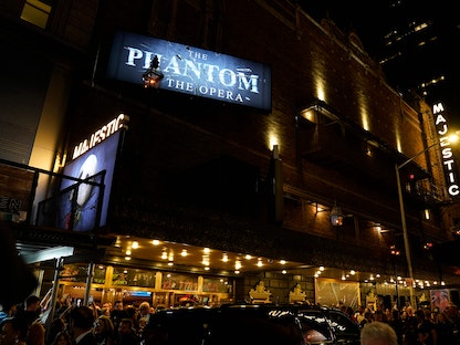 جمهور مسرحية "شبح الأوبرا" خارج مسرح ماجستيك، نيويورك في 16 أبريل 2023  - AFP