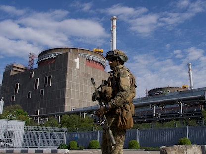 جندي روسي يحرس محطة زابوريجيا للطاقة النوويّة في جنوب شرق أوكرانيا -  1 مايو 2022  - AFP