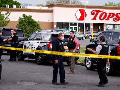 الشرطة في موقع حادث إطلاق النار بمدينة بافالو في ولاية نيويورك الأميركية - 14 مايو 2022 - REUTERS