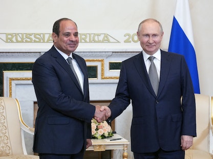 الرئيس الروسي فلاديمير بوتين يصافح نظيره المصري عبد الفتاح السيسي قبل القمة الروسية الإفريقية في سانت بطرسبرج. 26 يوليو 2023 - REUTERS
