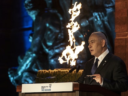 رئيس الوزراء الإسرائيلي بنيامين نتنياهو خلال إحياء ذكرى المحرقة النازية في متحف ياد فاشيم 7 أبريل 2021  - AFP