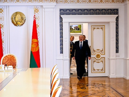 رئيس بيلاروس ألكسندر لوكاشنكو قبل بدء مقابلته مع "فرانس برس"- 21 يوليو 2022 - AFP