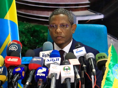 السفير الإثيوبي لدى السودان يبلتال أيميرو يعقد مؤتمراً صحافياً في سفارة إثيوبيا بالخرطوم- 29 أغسطس 2022 - AFP