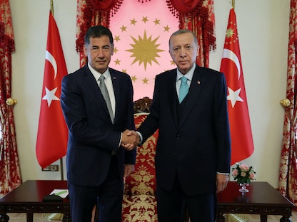  الرئيس التركي رجب طيب أردوغان مع سنان أوغان مرشح "تحالف الأجداد" في انتخابات الرئاسة التركية. 16 مايو 2023 - REUTERS