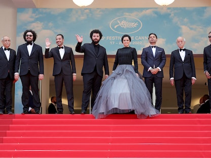صناع فيلم "إخوة ليلى" الإيراني على السجادة الحمراء لمهرجان كان السينمائي الدولي - مايو 2022 - AFP