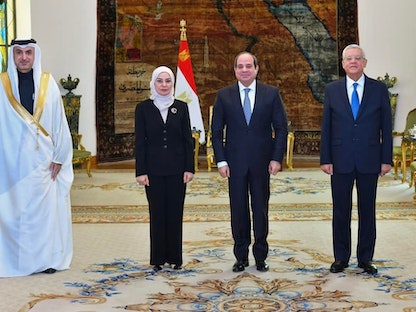 الرئيس المصري عبد الفتاح السيسي خلال استقباله رئيسة مجلس النواب البحريني زينب بنت عبد الله زينل، 23 ديسمبر 2021 - صفحة الرئاسة المصرية على فيسبوك