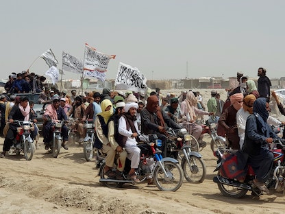 مجموعات تستقل سيارات ودراجات نارية ترفع أعلام طالبان في مدينة شامان الحدودية بين أفغانستان وباكستان- 14 يوليو 2021 - REUTERS