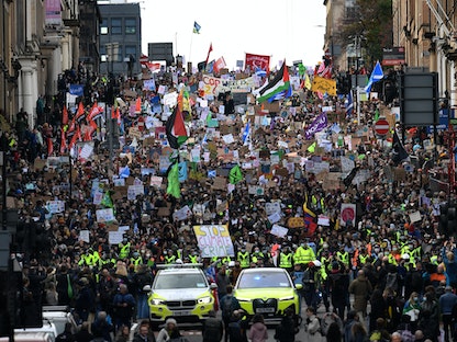 متظاهرون شباب يشاركون في مسيرة "الجمعة من أجل المسقبل" في جلاسكو ، اسكتلندا - 5 نوفمبر 2021 - AFP