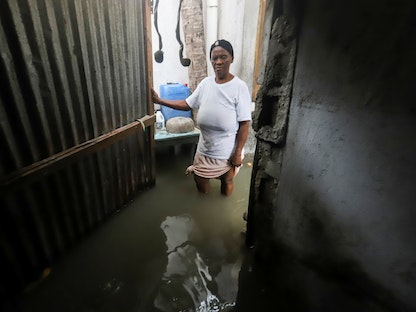 امرأة تنظر إلى منزلها الذي غمرته الفيضانات بعد زلزال السبت الذي بلغت قوته 7.2 درجة في ليس كاي الهايتية - 17 أغسطس 2021  - REUTERS
