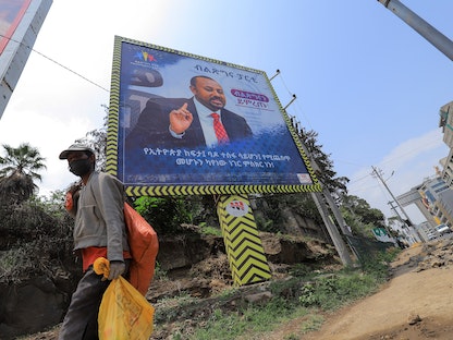 لافتة إعلانية يظهر عليها رئيس الوزراء الإثيوبي آبي أحمد في أديس أبابا - REUTERS