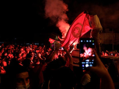 تونسيون يحتشدون في الشوارع احتفالاً بإقالة الحكومة وتجميد البرلمان في تونس العاصمة، 25 يوليو 2021 - REUTERS