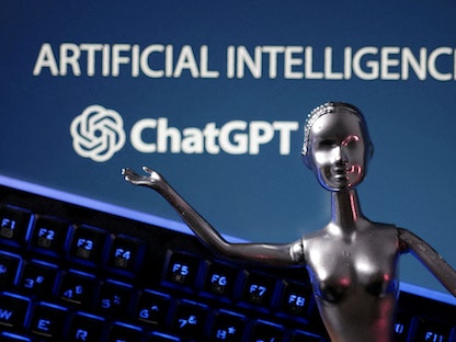 رسم توضيحي يظهر شعار منصة "ChatGPT" ومصلطح "ذكاء اصطناعي". 4 مايو 2023 - REUTERS