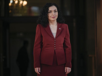 رئيسة كوسوفو فيوسا عثماني تنتظر وصول رئيسة المفوضية الأوروبية أورسولا فون دير لاين قبل لقائهما في بريشتينا. 27 أكتوبر 2022 - AFP