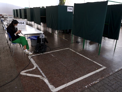انتهاء الاستعدادات داخل مراكز الاقتراع لبدء التصويت في الاستفتاء على الدستور سانتياجو تشيلي - 2 سبتمبر 2022 - REUTERS